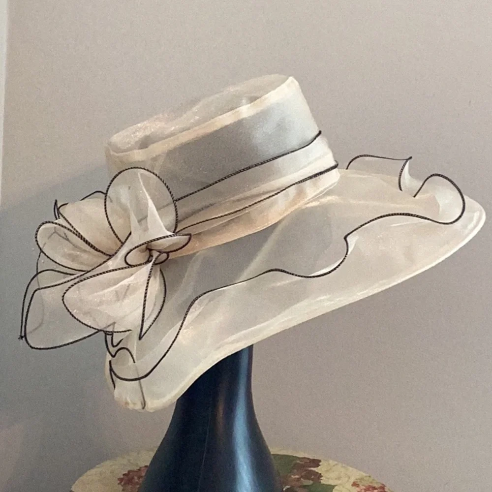 Kentucky derby FASCINATOR Organza Hat in Beige & Black - Picture 1 of 6